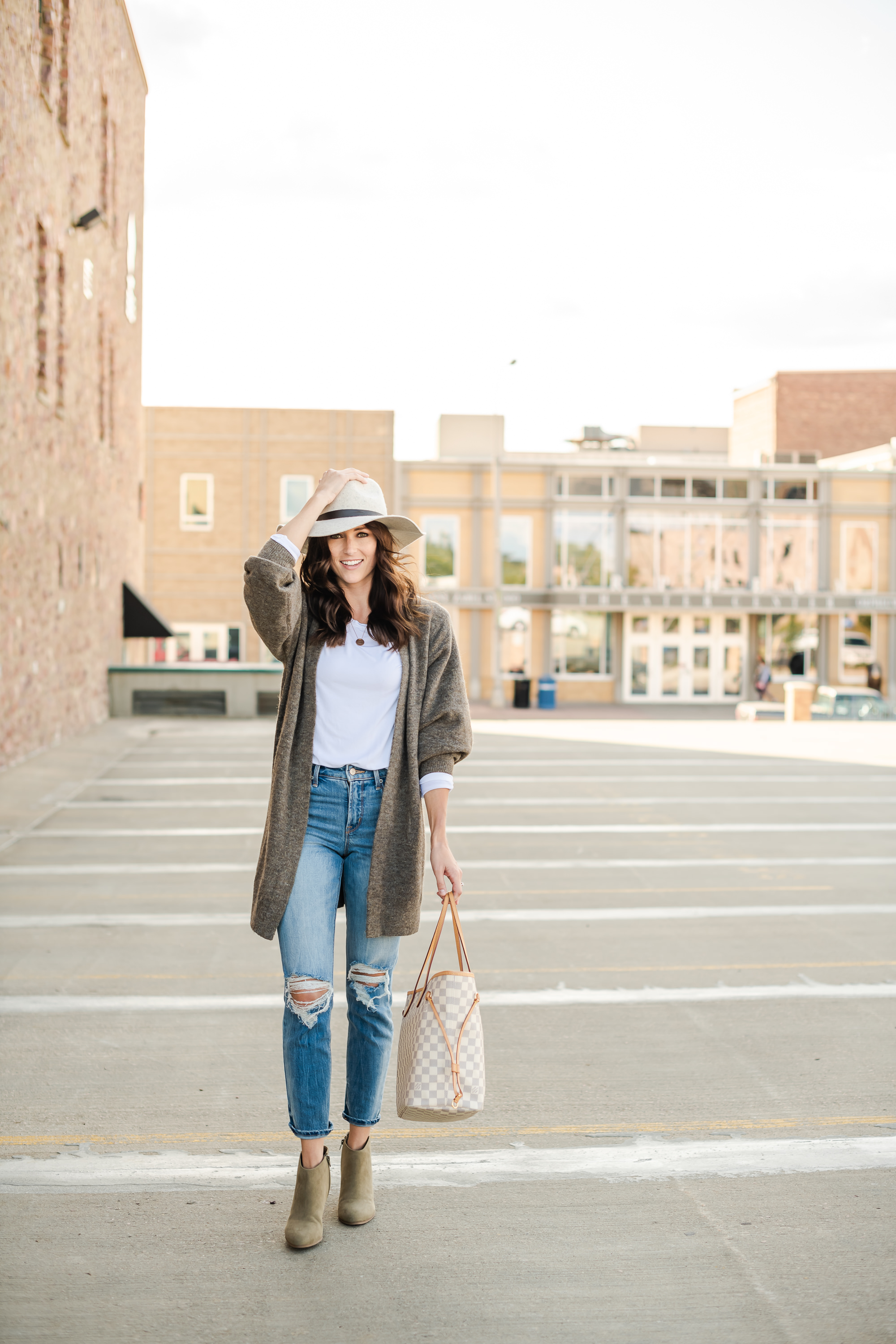 17 Stylish Outfit ideas with Louis Vuitton Neverfull Bag
