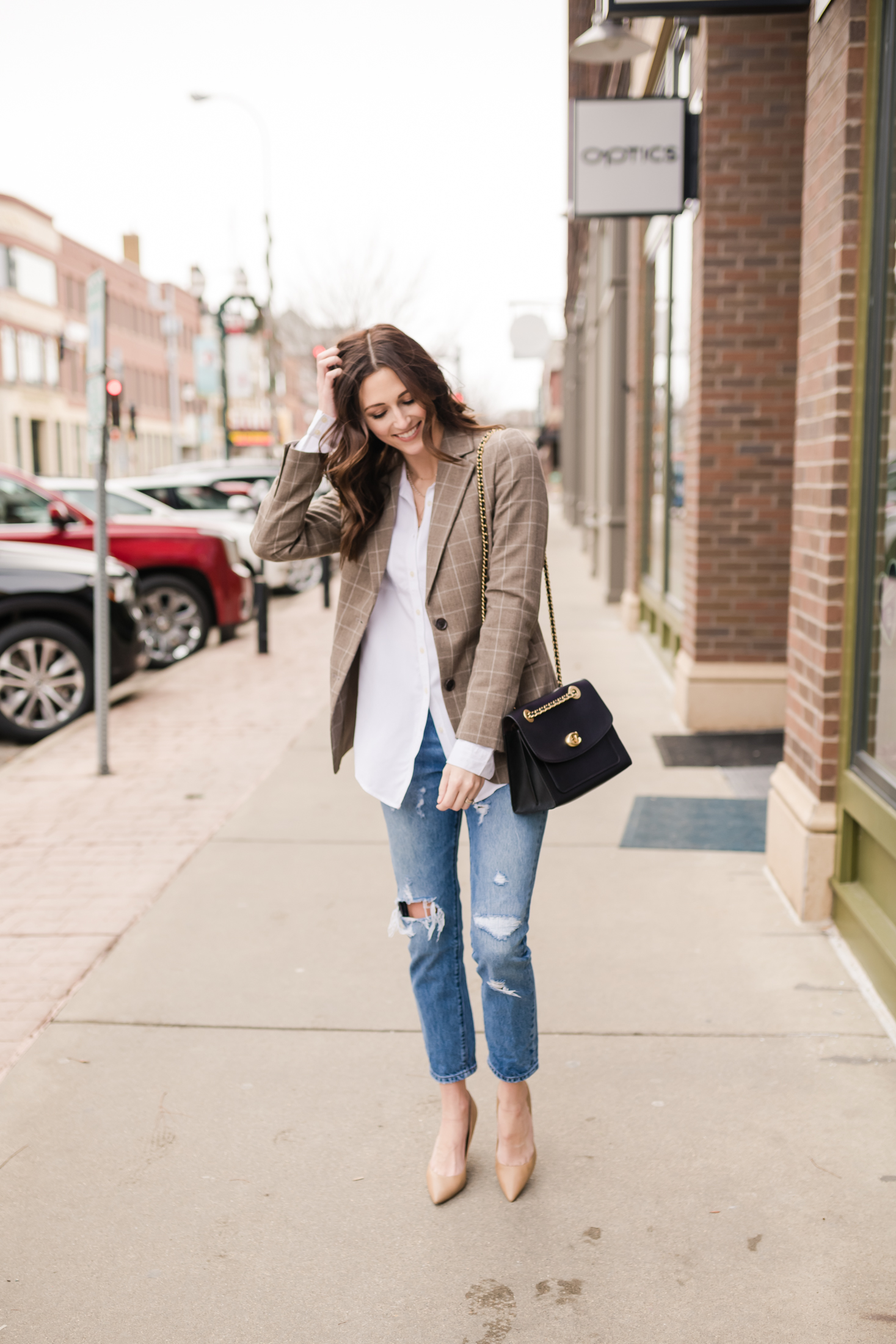 reservoir escaleren Woestijn White Button Up 3 Ways – Boyfriend Jeans & Pumps | Midwest In Style